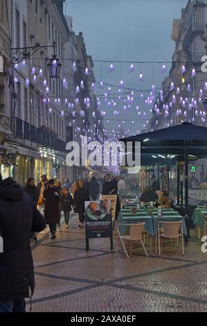 Straße in Augusta nachts während der Weihnachtszeit in Lissabon, Portugal Stockfoto