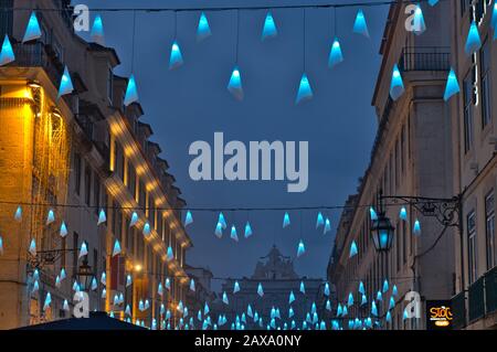 Straße in Augusta nachts während der Weihnachtszeit in Lissabon, Portugal Stockfoto