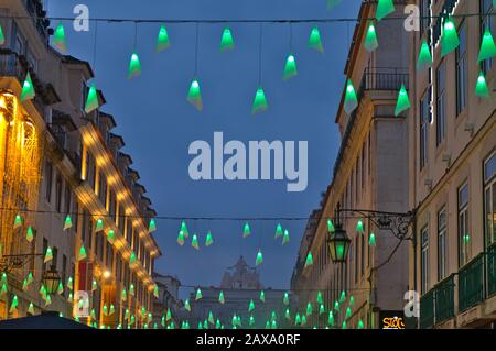 Straße in Augusta nachts während der Weihnachtszeit in Lissabon, Portugal Stockfoto