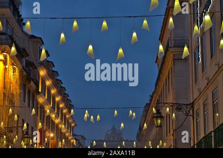 Straße in Augusta nachts während der Weihnachtszeit in Lissabon, Portugal Stockfoto