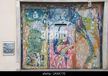 Street-Art-Spray auf einer Tür mit Schablonen gemalt, von dem Graffiti-Künstler Pierre Benoît Dumont AKA Artiste Ouvrier. La Butte aux Cailles, Paris, Frankreich. Stockfoto