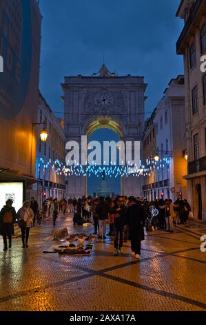 Straße in Augusta nachts während der Weihnachtszeit in Lissabon, Portugal Stockfoto