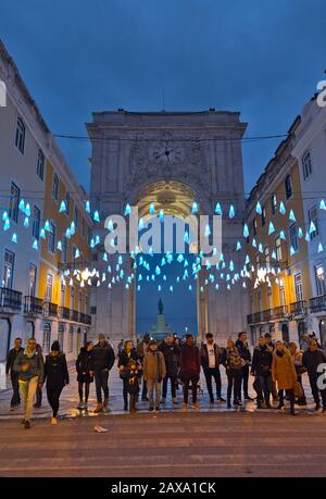Straße in Augusta nachts während der Weihnachtszeit in Lissabon, Portugal Stockfoto