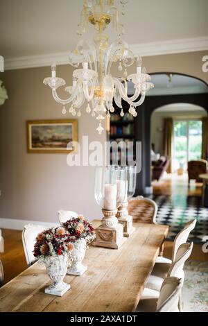 Luxuriöse europäische Villa im Inneren des Esszimmers Stockfoto