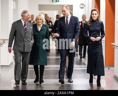 Der Prince of Wales, die Duchess of Cornwall, der Herzog von Cambridge und Duchess of Cambridge bei einem Besuch des Defence Medical Rehabilitation Center Stanford Hall, Stanford on Soar, Loughborough, wo sie sich mit Patienten und Mitarbeitern trafen und einen Rundgang durch die Turnhalle und den Prothetikworkplatz hatten. Stockfoto