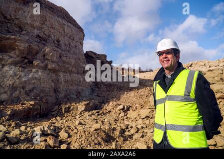 Der Dekan von Salisbury, Genau der Revd Nicholas Papadopulos, sucht einen Stein im Chicksgrove Quarry in Tisbury, Wiltshire, vor dem launchÊon Dienstag 18 FebruaryÊofÊSalisbury 2020, City on the Move, ein Jahr lang Feiern zum 800-jährigen Jubiläum der Kathedrale. Der Stein wird zum Gedenken an den Umzug der Kathedrale aus Dem Alten Sarum vor acht Jahrhunderten gehauen und am östlichen Ende der Kathedrale von Salisbury befestigt. Stockfoto