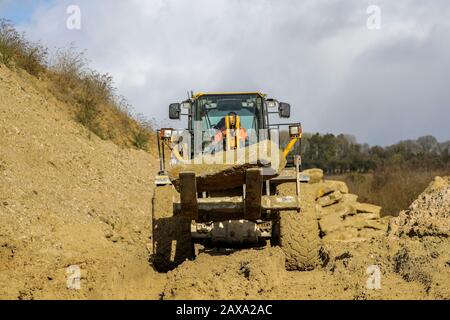 Ein Stein wird bewegt, nachdem er vom Dekan von Salisbury, Dem "Very Revd Nicholas Papadopulos", im Chicksgrove Quarry in Tisbury, Wiltshire, vor dem launchÊon Dienstag, 18. FebruaryÊofÊSalisbury 2020, City on the Move, ein Jahr lang gefeiert wurde, das den 800th Jahrestag der Kathedrale markiert. Der Stein wird zum Gedenken an den Umzug der Kathedrale aus Dem Alten Sarum vor acht Jahrhunderten gehauen und am östlichen Ende der Kathedrale von Salisbury befestigt. Stockfoto