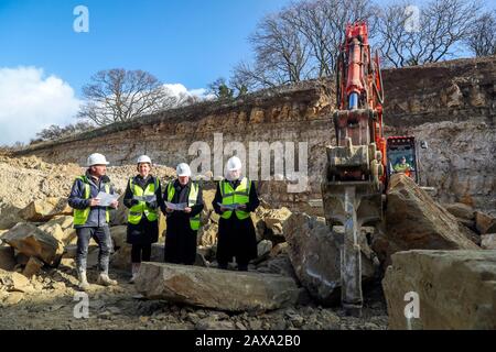 Der Dekan von Salisbury, Genau der Revd Nicholas Papadopulos, segnet einen Stein im Chicksgrove Quarry in Tisbury, Wiltshire, vor dem launchÊon Dienstag 18 FebruaryÊofÊSalisbury 2020, City on the Move, ein Jahr lang Feiern zum 800-jährigen Jubiläum der Kathedrale. Der Stein wird zum Gedenken an den Umzug der Kathedrale aus Dem Alten Sarum vor acht Jahrhunderten gehauen und am östlichen Ende der Kathedrale von Salisbury befestigt. Stockfoto