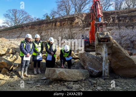 Der Dekan von Salisbury, Genau der Revd Nicholas Papadopulos, segnet einen Stein im Chicksgrove Quarry in Tisbury, Wiltshire, vor dem launchÊon Dienstag 18 FebruaryÊofÊSalisbury 2020, City on the Move, ein Jahr lang Feiern zum 800-jährigen Jubiläum der Kathedrale. Der Stein wird zum Gedenken an den Umzug der Kathedrale aus Dem Alten Sarum vor acht Jahrhunderten gehauen und am östlichen Ende der Kathedrale von Salisbury befestigt. Stockfoto