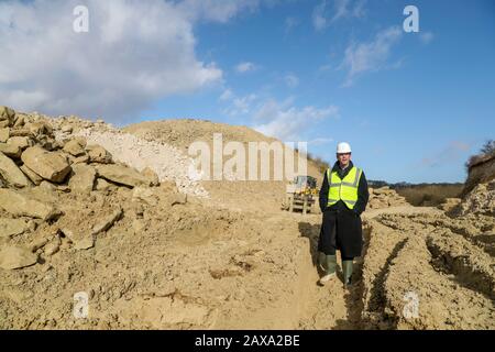 Der Dekan von Salisbury, Genau der Revd Nicholas Papadopulos, sucht einen Stein im Chicksgrove Quarry in Tisbury, Wiltshire, vor dem launchÊon Dienstag 18 FebruaryÊofÊSalisbury 2020, City on the Move, ein Jahr lang Feiern zum 800-jährigen Jubiläum der Kathedrale. Der Stein wird zum Gedenken an den Umzug der Kathedrale aus Dem Alten Sarum vor acht Jahrhunderten gehauen und am östlichen Ende der Kathedrale von Salisbury befestigt. Stockfoto