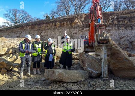 Der Dekan von Salisbury, Genau der Revd Nicholas Papadopulos, segnet einen Stein im Chicksgrove Quarry in Tisbury, Wiltshire, vor dem launchÊon Dienstag 18 FebruaryÊofÊSalisbury 2020, City on the Move, ein Jahr lang Feiern zum 800-jährigen Jubiläum der Kathedrale. Der Stein wird zum Gedenken an den Umzug der Kathedrale aus Dem Alten Sarum vor acht Jahrhunderten gehauen und am östlichen Ende der Kathedrale von Salisbury befestigt. Stockfoto