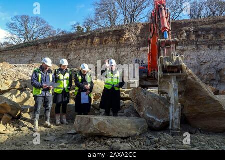 Der Dekan von Salisbury, Genau der Revd Nicholas Papadopulos, segnet einen Stein im Chicksgrove Quarry in Tisbury, Wiltshire, vor dem launchÊon Dienstag 18 FebruaryÊofÊSalisbury 2020, City on the Move, ein Jahr lang Feiern zum 800-jährigen Jubiläum der Kathedrale. Der Stein wird zum Gedenken an den Umzug der Kathedrale aus Dem Alten Sarum vor acht Jahrhunderten gehauen und am östlichen Ende der Kathedrale von Salisbury befestigt. Stockfoto