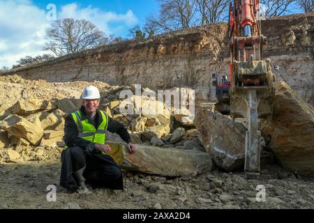 Der Dekan von Salisbury, Genau der Revd Nicholas Papadopulos, nachdem er einen Stein im Chicksgrove Quarry in Tisbury, Wiltshire, vor dem launchÊon Dienstag 18 FebruaryÊofÊSalisbury 2020, City on the Move, ein Jahr lang Feiern zum 800-jährigen Jubiläum der Kathedrale, segnete. Der Stein wird zum Gedenken an den Umzug der Kathedrale aus Dem Alten Sarum vor acht Jahrhunderten gehauen und am östlichen Ende der Kathedrale von Salisbury befestigt. Stockfoto