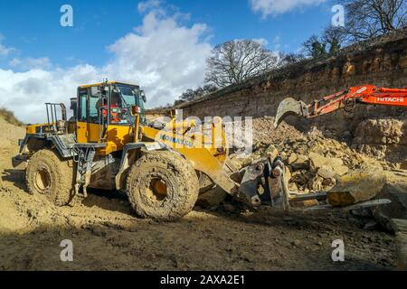 Ein Stein wird bewegt, nachdem er vom Dekan von Salisbury, Dem "Very Revd Nicholas Papadopulos", im Chicksgrove Quarry in Tisbury, Wiltshire, vor dem launchÊon Dienstag, 18. FebruaryÊofÊSalisbury 2020, City on the Move, ein Jahr lang gefeiert wurde, das den 800th Jahrestag der Kathedrale markiert. Der Stein wird zum Gedenken an den Umzug der Kathedrale aus Dem Alten Sarum vor acht Jahrhunderten gehauen und am östlichen Ende der Kathedrale von Salisbury befestigt. Stockfoto