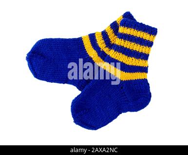 Socken isoliert. Stricksocken für das Kind. Gestrickte handgefertigte Wollsocken auf weißem Hintergrund Stockfoto