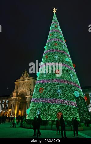 Riesiger Weihnachtsbaum in Terreiro do Paco in der Nacht. Lissabon, Portugal Stockfoto