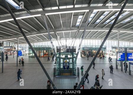 Hauptbahnhof von Utrechter Centraal, heller und riesiger Hauptbahnhof in Utrechter, Niederlande Stockfoto