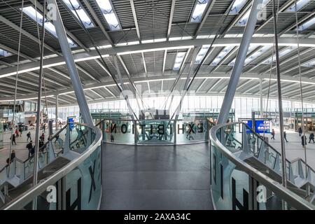 Hauptbahnhof von Utrechter Centraal, heller und riesiger Hauptbahnhof in Utrechter, Niederlande Stockfoto