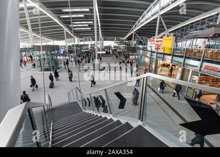 Hauptbahnhof von Utrechter Centraal, heller und riesiger Hauptbahnhof in Utrechter, Niederlande Stockfoto