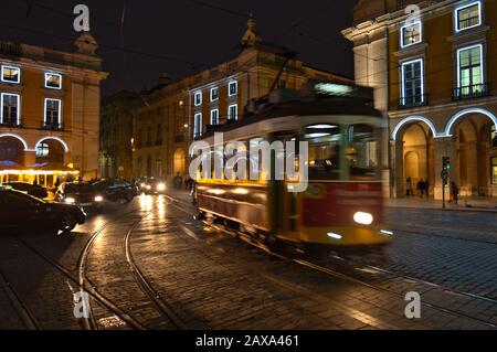 Legendärer alter Elektrozug in der Nacht in den Straßen von Lissabon, Portugal Stockfoto