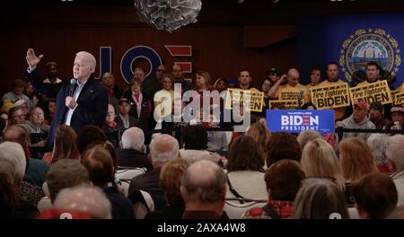 Der ehemalige US-Vizepräsident Joe Biden spricht in Hampton, N. H., USA, während der Präsidentschaftswahl in New Hampshire am 11. Februar 2020. Stockfoto