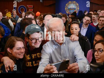 Der ehemalige US-Vizepräsident Joe Biden nimmt Selfies mit Wählern in Hampton, N. H., USA, während der Presidential Primary in New Hampshire, 9. Februar 2020. Stockfoto