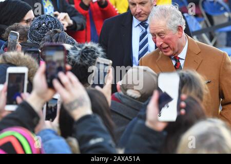 Der Prince of Wales trifft sich mit Mitgliedern der Öffentlichkeit auf dem Leicester Market, wo er eine Gedenkplakette auf dem neuen Marktplatz enthüllte. Stockfoto