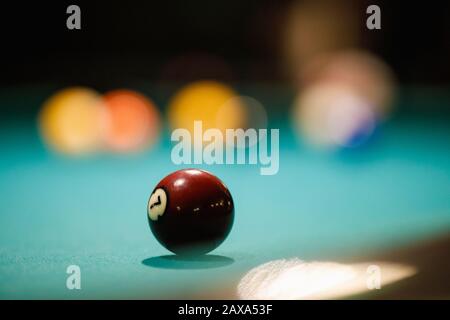 Isolierter Poolball auf Billardtisch, isoliert mit verschwommem Hintergrund Stockfoto