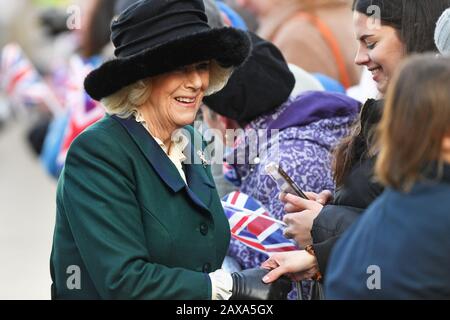 Die Duchess of Cornwall trifft bei einem Besuch auf dem Leicester Market zum Start des neuen Marktplatzes auf die Öffentlichkeit. Stockfoto