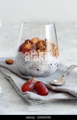 Chia Pudding-Parfait mit roten Trauben und Mandeln schließen sich an Stockfoto