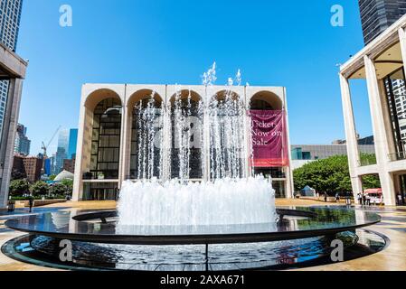 New York City, USA - 3. August 2018: Fassade des Metropolitan Opera House (The Met) und des Revson Fountain mit Menschen rund um, am Broadway Stockfoto