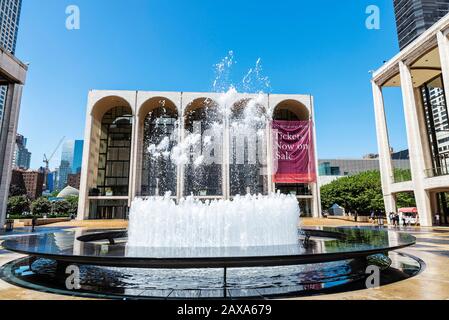 New York City, USA - 3. August 2018: Fassade des Metropolitan Opera House (The Met) und des Revson Fountain mit Menschen rund um, am Broadway Stockfoto