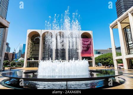 New York City, USA - 3. August 2018: Fassade des Metropolitan Opera House (The Met) und des Revson Fountain mit Menschen rund um, am Broadway Stockfoto