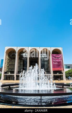 New York City, USA - 3. August 2018: Fassade des Metropolitan Opera House (The Met) und des Revson Fountain mit Menschen rund um, am Broadway Stockfoto