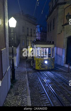 Legendärer alter Elektrozug in der Nacht in den Straßen von Lissabon, Portugal Stockfoto