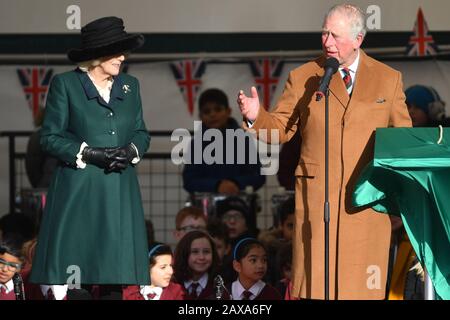 Der Prince of Wales und die Duchess of Cornwall in Leicester Market vor der Enthüllung einer Gedenkplakette auf dem neuen Marktplatz. Stockfoto