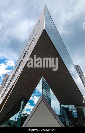 New York City, USA - 3. August 2018: Fassade der Juilliard School, private Performing Arts Wintergarten, am Broadway am Lincoln Center Plaza Stockfoto