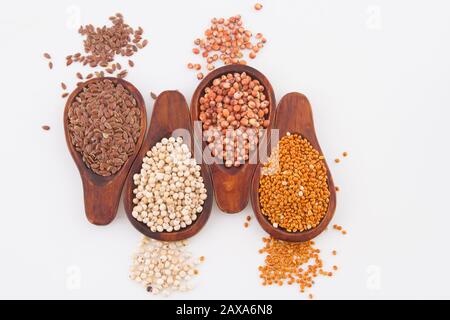 Sorghum, Hirse und Leinsamen im Löffel. Stockfoto