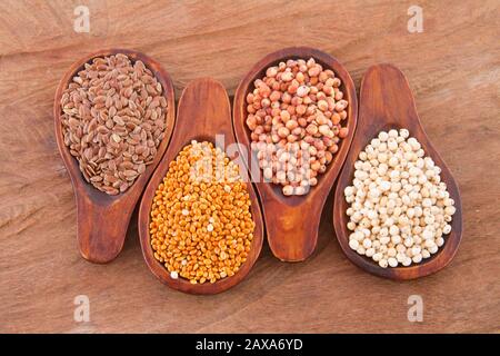 Sorghum, Hirse und Leinsamen im Löffel. Stockfoto