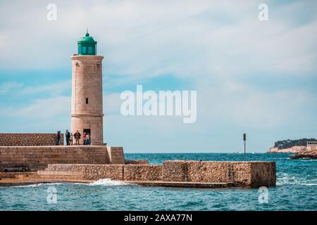 Leuchtturm des Hafen von Cassis in der Provence, Touristenziel an der französischen Riviera Stockfoto