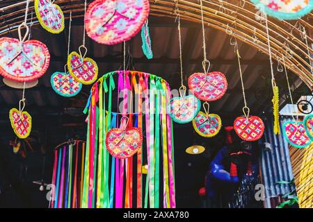 Viele bunte Fanning aus Bambus sind oben aufgehängt, um den Gehweg im jährlichen Glücksfest im öffentlichen Park zu schmücken. Selektiver Fokus. Stockfoto