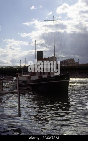 DER RADDAMPFER PRINZESSIN ELISABETH WURDE 1926 VON DAY SUMMER (NORTHAM) GEBAUT UND VON DER INSEL WHIGHT UND SOUTH OF ENGLAND ROYAL MAIL VERWENDET - WÄHREND DES ZWEITEN WELTKRIEGS AN DER DYNAMO-OPERATION IN DUNKERQUE TEILHABEN - ANFANG DER 90S WURDE DAS SCHIFF VON DER CHAMBRE SYNDICALE VON TYPOGRAPHIQUE GEKAUFT UND WIEDERHERGESTELLT UND BLEIBEN SIE EINIGE JAHRE AUF DER SEINE IN PARIS, BEVOR SIE AN DIE STADT DUNKERQUE - PARISER BOOT - ENGLISCHES HISTORISCHES SCHIFF - FRANZÖSISCHE GESCHICHTE - FARBRUTSCHE © FRÉDÉRIC BEAUMONT VERKAUFEN Stockfoto