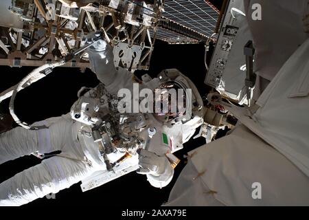 Washington, Vereinigte Staaten. Februar 2020. Der Internationale Raumstation (ISS)-Kommandant Luca Parmitano von der Europäischen Weltraumorganisation (ESA) schließt die Reparaturarbeiten am Alpha Magnetic Spectrometer der ISS am 25. Januar 2020 ab. Das Gerät, das eine dunkle Materie und Antimaterie erkennt, wurde während eines Raumflugs repariert, der 6 Stunden und 16 Minuten dauerte. NASA/UPI Credit: UPI/Alamy Live News Stockfoto