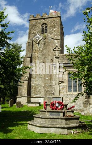 Memorial to People Killed Fighting im ersten und zweiten Weltkrieg auf dem Friedhof der St Mary's Church, Market Lavington, Wiltshire. Stockfoto