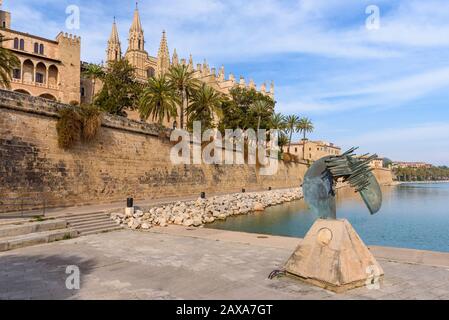 Mallorca, Spanien - 8. Mai 2019: Promenade mit Blick auf die schöne Kathedrale im Zentrum von Palma de Mallorca. Insel Mallorca, Balearen, Spa Stockfoto