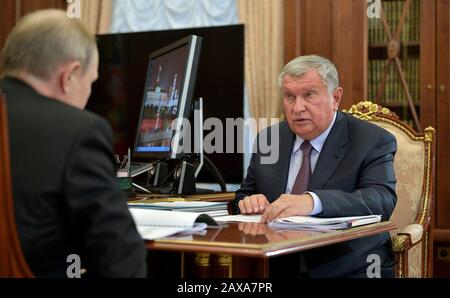 Moskau, Russland. Februar 2020. Der russische Präsident Wladimir Putin führt ein Arbeitstreffen mit dem Rosneft-Chef Igor Sechin, rechts, um die Unternehmensperformance in und zukünftige Pläne im Kreml vom 10. Februar 2020 in Moskau, Russland, zu besprechen. Kredit: Alexei Druzhinin/Kremlpool/Alamy Live News Stockfoto