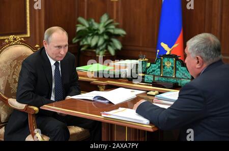Moskau, Russland. Februar 2020. Der russische Präsident Wladimir Putin führt ein Arbeitstreffen mit dem Rosneft-Chef Igor Sechin, rechts, um die Unternehmensperformance in und zukünftige Pläne im Kreml vom 10. Februar 2020 in Moskau, Russland, zu besprechen. Kredit: Alexei Druzhinin/Kremlpool/Alamy Live News Stockfoto