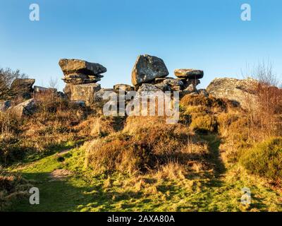 Gristone wird von der untergehenden Sonne an einem Winternachmittag in Brimham Rocks Brimham moor Nidderdale AONB North Yorkshire England angezündet Stockfoto