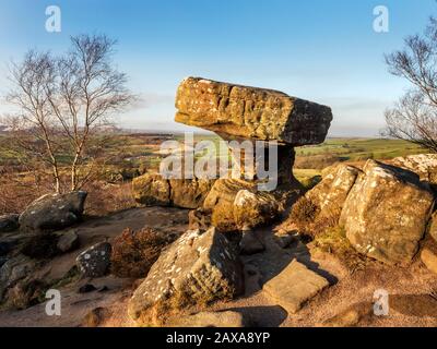 The Druids Writing Desk Gritstone Rock Formation at Sunset Brimham Rocks Brimham Moor Nidderdale AONB North Yorkshire England Stockfoto