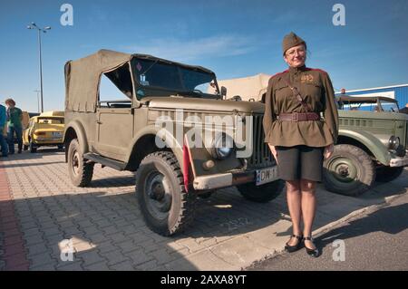 Frau in der sowjetischen Offiziersuniform, 50er Jahre GAZ-69, sowjetischen leichten Lastwagen, Oldtimer Bazar-Messe in Wroclaw, Niedermösien, Polen Stockfoto